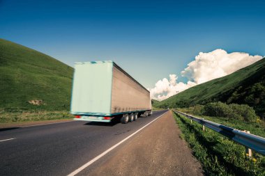 Mavi Gök 'ün altındaki yolda