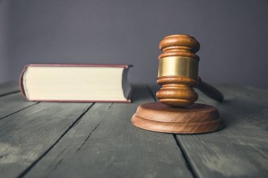 Ahşap yargıç ve kitap.