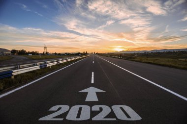 Gökyüzünün altındaki yolda 2020 metin
