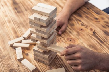İnsan eli ahşap küplerin üzerinde
