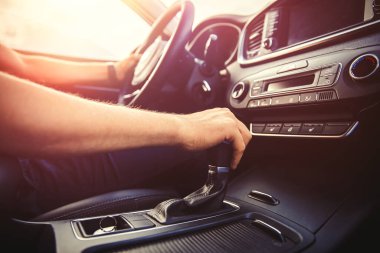 Adam el değiştirme seviyesinde otomatik araba vitesi.