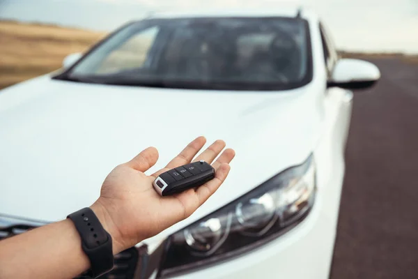 Llave Mano Hombre Con Coche Blanco Natur —  Fotos de Stock