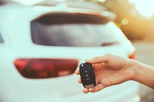 Llave Mano Hombre Con Coche Blanco Natur —  Fotos de Stock