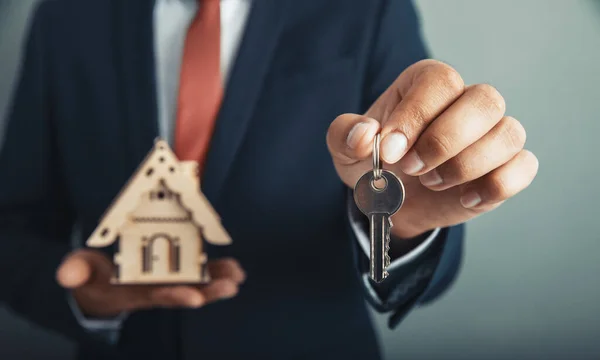 Hombre Mano Celebración Llave Con Modo Casa — Foto de Stock