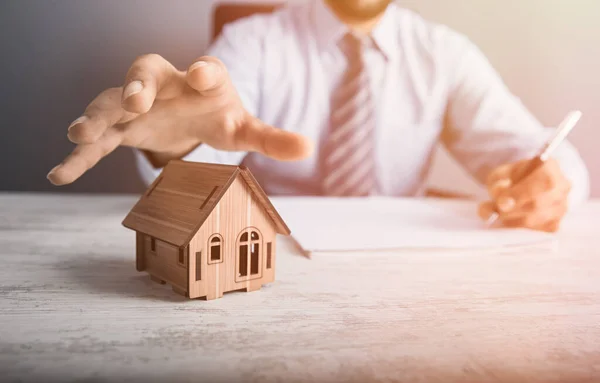 Hombre Documento Mano Con Modelo Casa Des — Foto de Stock