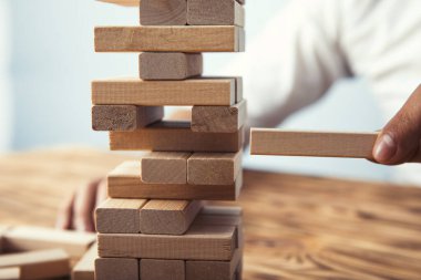 Genç adam ahşap küpleri tutuyor