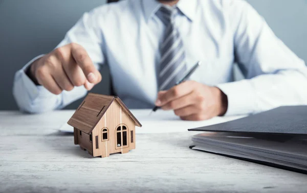 Hombre Documento Mano Con Modelo Casa Des — Foto de Stock