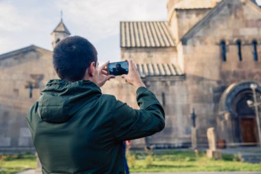 Erkek eli akıllı telefon ve kilise.
