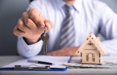 Erkek el anahtarı ve ev modeli.