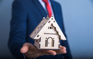 Gray Backgroun 'da el ele tutuşan adam.