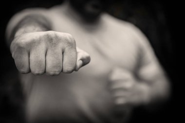 Öfkeli adam karanlık sırtüstü yumruk atıyor