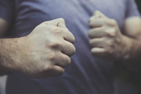 Junger Mann Schlägt Mit Fäusten Auf Dunklem Hintergrund Auf — Stockfoto