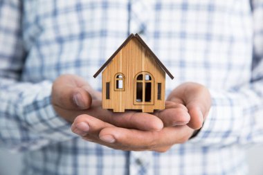 Adam ahşap ev modu tutuyor.