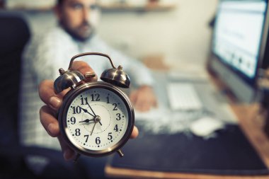  Yorgun adam, ofis saati.