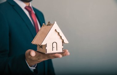 Erkek el ele tutuşma modeli.