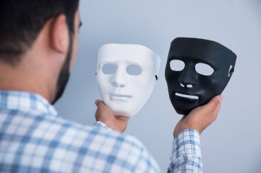 Adam el beyaz ve siyah maske gri sırtüstü