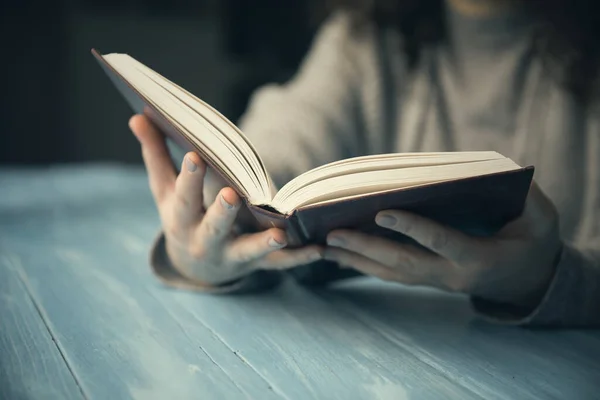 Livro Mão Mulher Des — Fotografia de Stock