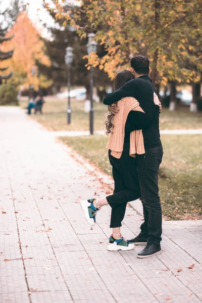 Woman Man Hugged Garde — Stock Photo, Image