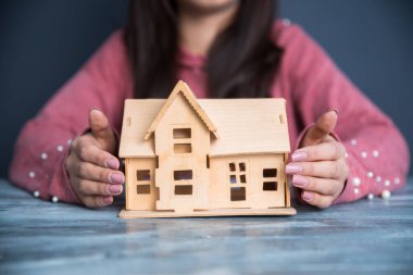 Des 'deki kadın el modeli.