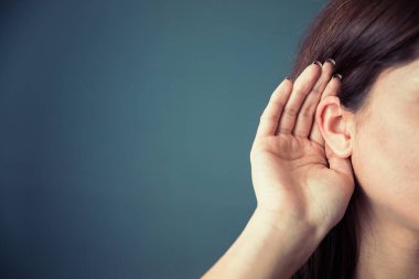 Genç bir kadın, karanlık sırtta el ele.