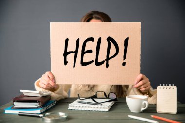 Kadın el yardım metni üzerinde des