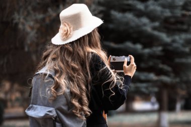 Natur 'daki kadın el kamerası.