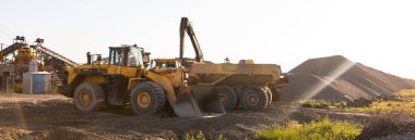 Kum işleme kavgasında ağır ekipmanlar gün boyunca çalışır.