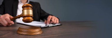 Yargıç masadan kendi eliyle düştü.