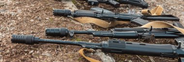 Sovyet silahları yerde, sehpada yatıyor.