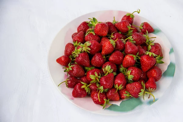 Fresh Red Strawberries Dish White Tablecloth — Stock Photo, Image