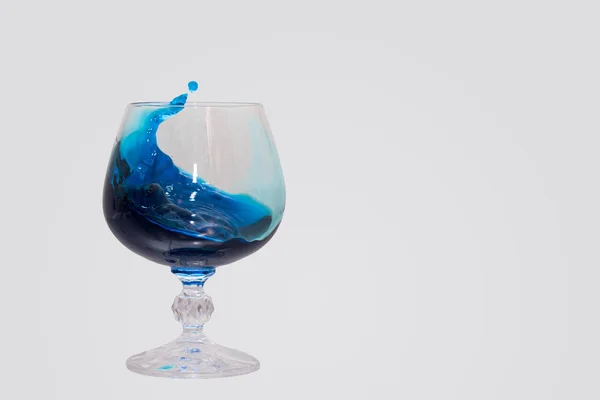 Verre Avec Liquide Coloré Éclaboussures Sur Fond Blanc — Photo