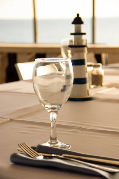 Tischdekoration, Glas mit Geräten auf einem weißen Handtuch mit einer Biene — Stockfoto