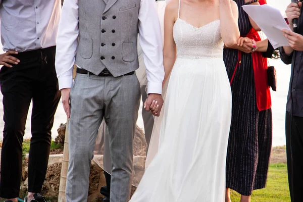 Noiva Feliz Branco Com Pedras Vestido Noivo Cinza Terno Elegante — Fotografia de Stock