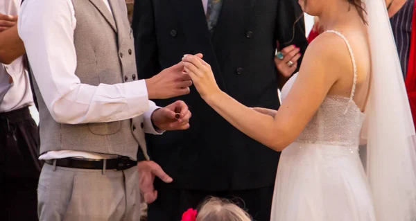 Счастливая Невеста Надевает Кольцо Еврейский Обряд Указательный Палец Своей Невесты — стоковое фото