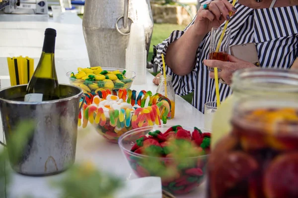 Dulces Gelatina Multicolores Forma Gusanos Fresa Piña Encuentran Jarrones Mostrador — Foto de Stock