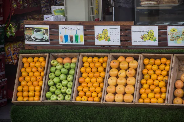Naranjas Frutas Manzanas Verdes Pomelos Están Dispuestos Cajones Filas —  Fotos de Stock