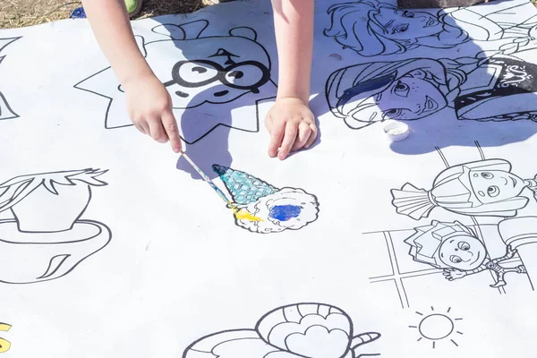 Ребенок Рисует Кисть Черно Белой Краской — стоковое фото