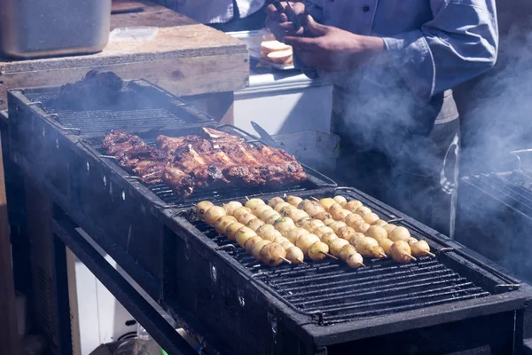 Pieces Meat Ribs Fried Grate Vegetables Smoke Fire — Stock Photo, Image