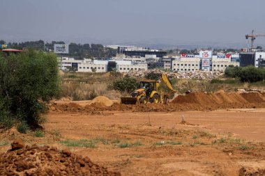 Turuncu traktör düzey yeni bir ev inşası için yer