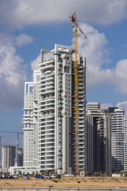 İnşa edilmiş bir çok katlı ev ve yüksek katlı İnşaat Vinç