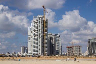 İnşa edilmiş bir çok katlı ev ve yüksek katlı İnşaat Vinç