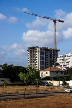 İnşa edilmiş bir çok katlı ev ve yüksek katlı İnşaat Vinç