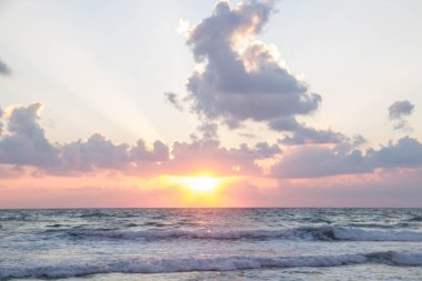 Deniz kıyısında güzel doğal gün batımı