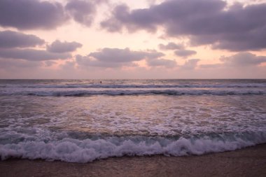 Deniz kıyısında güzel doğal gün batımı