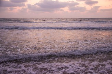 Deniz kıyısında güzel doğal gün batımı