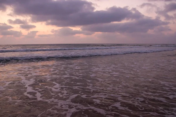 Deniz kıyısında güzel doğal gün batımı