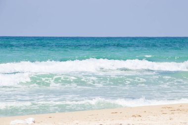 Açık su dalgası ile deniz ıslak kum kıyısı