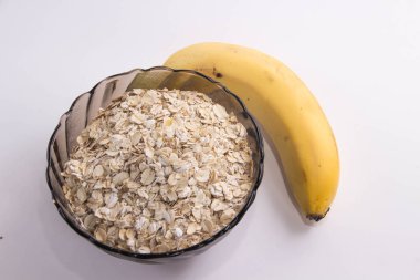 Yulaf lapası ham bir plaka üzerinde beyaz bir arka plan ve bir yasak