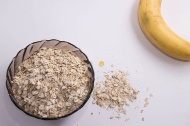 Yulaf lapası ham bir plaka üzerinde beyaz bir arka plan ve bir yasak