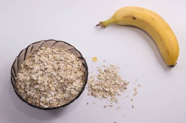 Yulaf lapası ham bir plaka üzerinde beyaz bir arka plan ve bir yasak